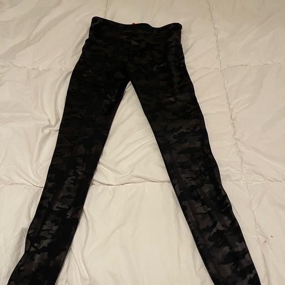 SPANX Black Camouflage Seamless , Shiny Look at Me Now Leggings .Size Large - Picture 2 of 14